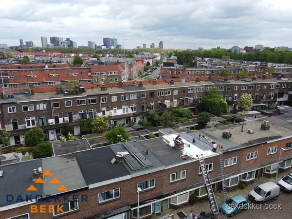 Spoed dakdekker aan het werk op plat dak in woonwijk Beek Spoed dakdekker aan het werk op plat dak in woonwijk Beek