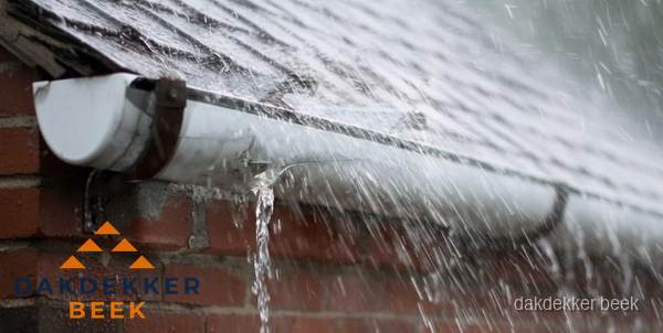 Lekkende dakgoot tijdens regenval in Beek Lekkende dakgoot tijdens regenval in Beek