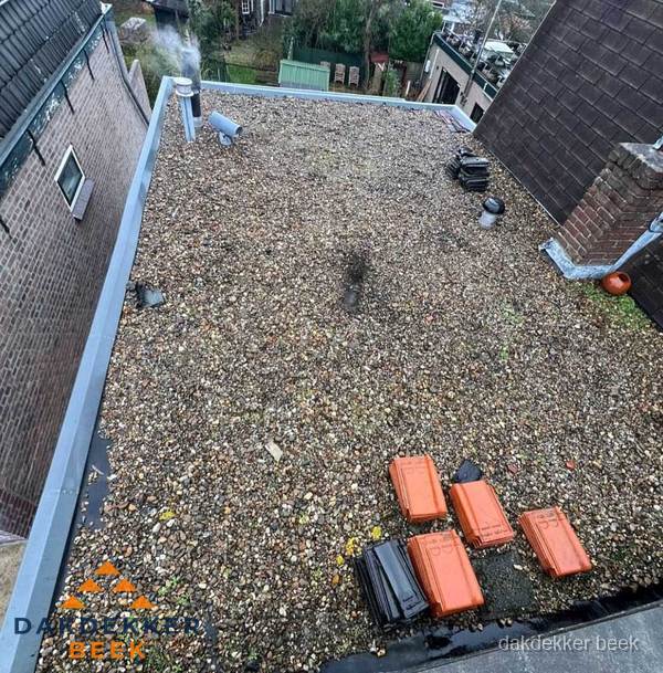 Plat dak met grindballast en dakdoorvoeren in Beek Plat dak met grindballast en dakdoorvoeren in Beek