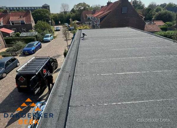 Nieuw bitumen plat dak met uitzicht over woonwijk in Beek Nieuw bitumen plat dak met uitzicht over woonwijk in Beek