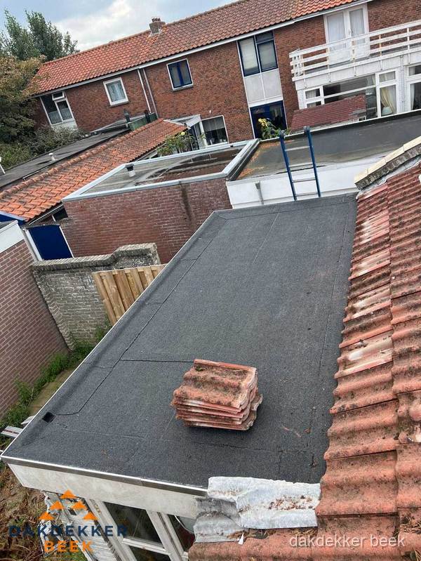 Plat dak aanbouw met bitumen naast schuin pannendak in Beek Plat dak aanbouw met bitumen naast schuin pannendak in Beek